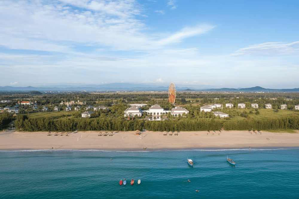 Biển Cửa S&oacute;t kh&ocirc;ng chỉ l&agrave; nơi nghỉ dưỡng m&agrave; c&ograve;n l&agrave; điểm kết nối văn h&oacute;a, lịch sử v&agrave; đời sống ngư d&acirc;n bản địa